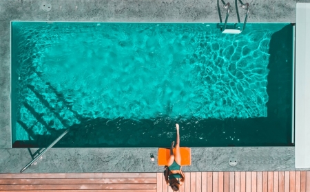 installation piscine enterree amenagement jardin avec piscine terrasse en bois revetement sol exterieur cour arriere