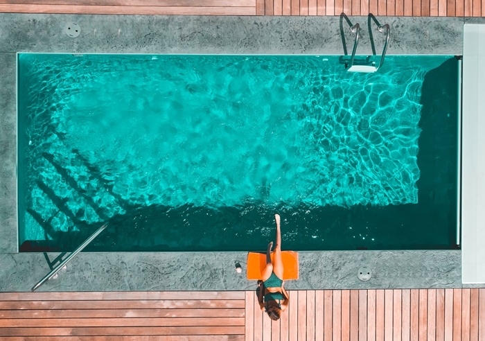 installation piscine enterree amenagement jardin avec piscine terrasse en bois revetement sol exterieur cour arriere