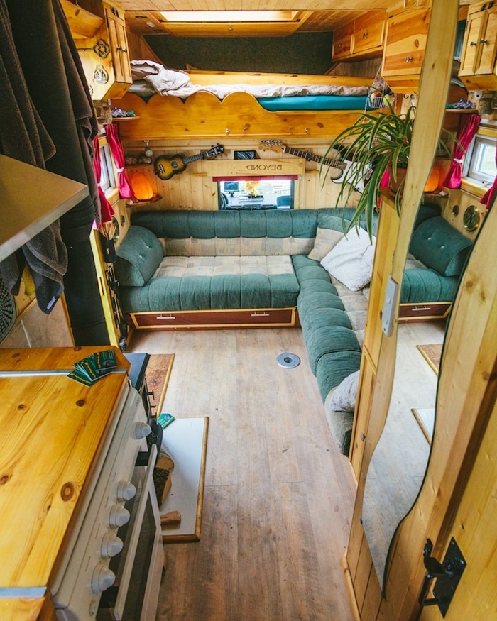 isolation intérieur véhicule camping car travaux revêtement plafond bois fenêtre lit superposé aménager un van canapé