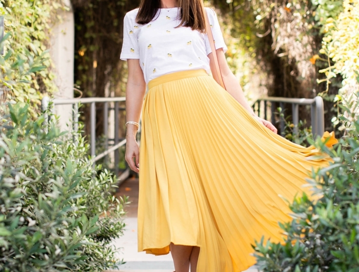 jaune jupe femme tenue avec t shirt blanche tenue classe femme chaussures à porter avec une jupe longue plissee