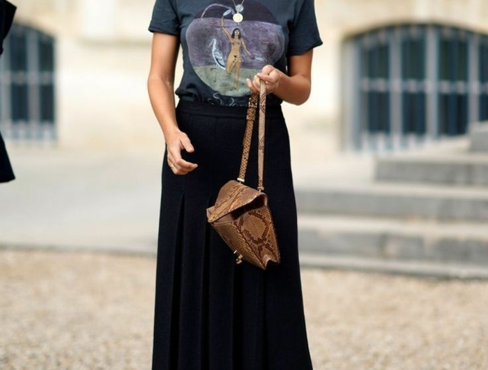jupe mi longue t shirt disney mode parisienne ensemble tailleur femme chic style bcbg chaussures beiges