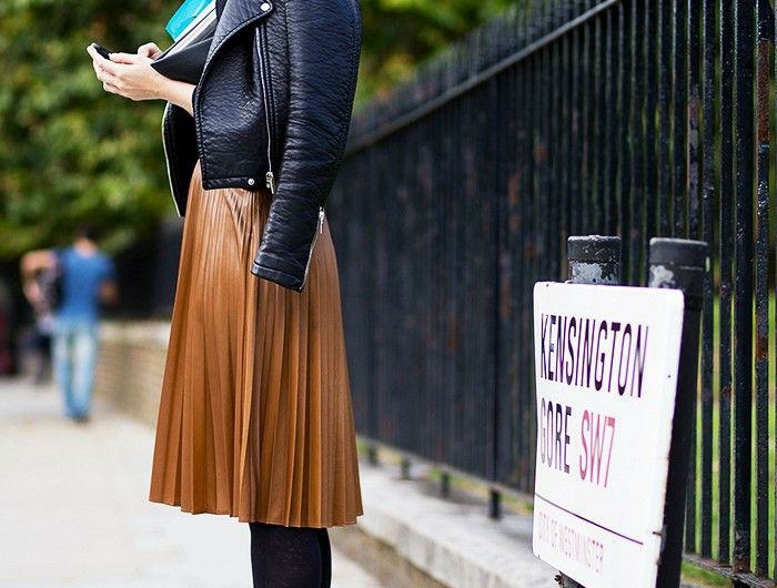 jupe plissée marronne et jolie tenue avec une veste noire en cuir resized