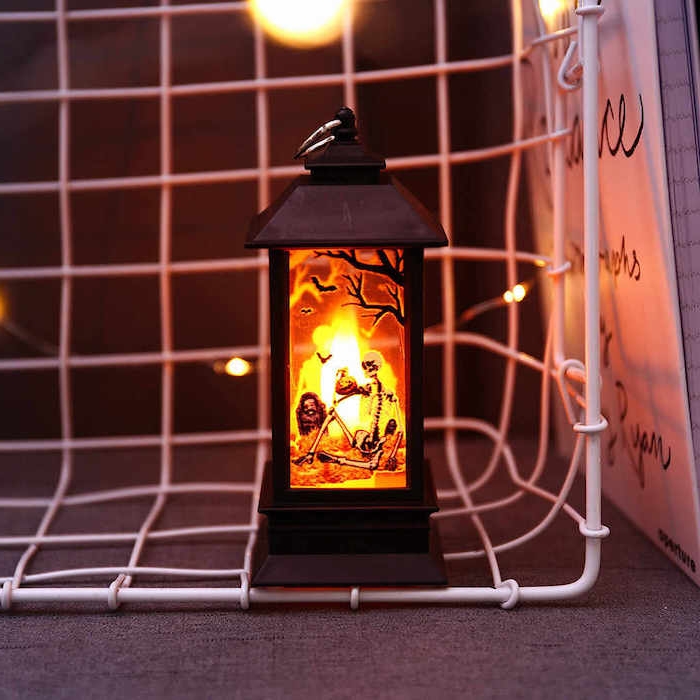lanterne noire ancienne couleur noire décorée de motif squelette terrifiant activité manuelle halloween decoration a faire soi meme