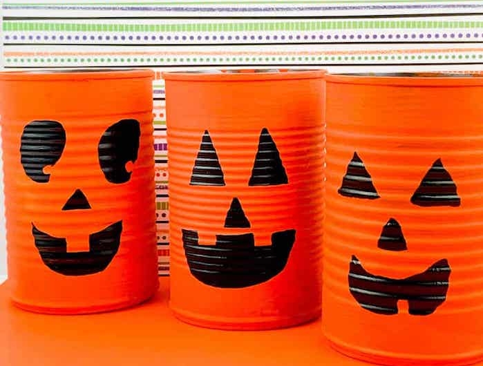 lanternes diy fabriquée dans boites de conserve recyclées à motif jack o lantern peinture orange et marqueur