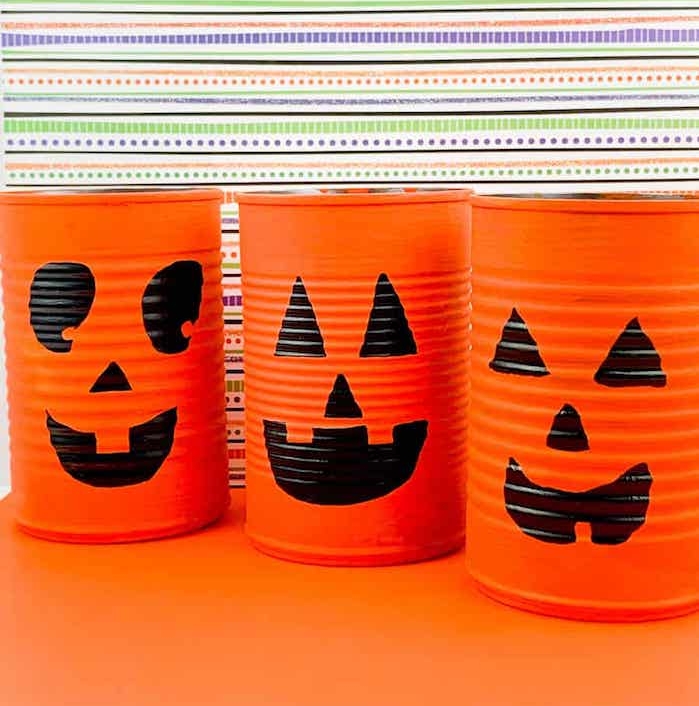 lanternes diy fabriquée dans boites de conserve recyclées à motif jack o lantern peinture orange et marqueur