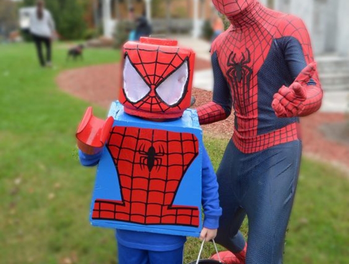 lego spiderman et le superbe spiderman deguisement couple film bien s habiller pour une soiree cineaste originale idée