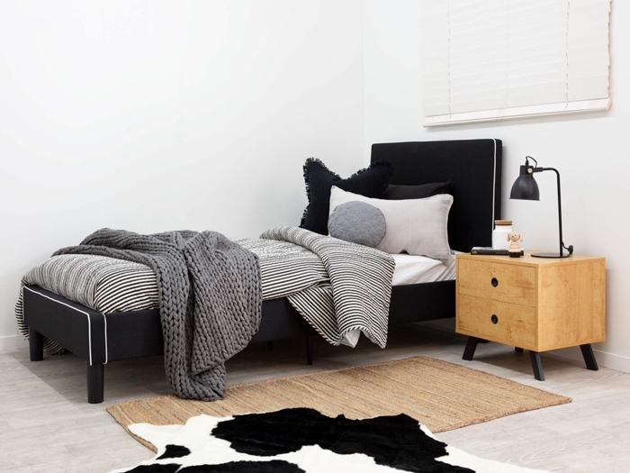 lit avec tete de lit pour chambre enfant de style minimaliste décoration chambre blanc et gris avec accents en noir meubles bois