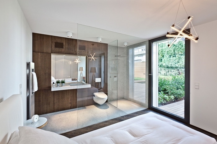 lustre moderne séparation verre table de chevet ronde blanche chambre parentale avec salle de bain style moderne design