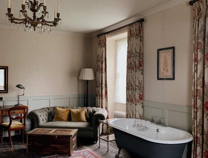 lustre tapis motifs ethniques canapé boutonné gris salle de bain suite parentale bureau bois foncé chaise rideaux motifs floraux
