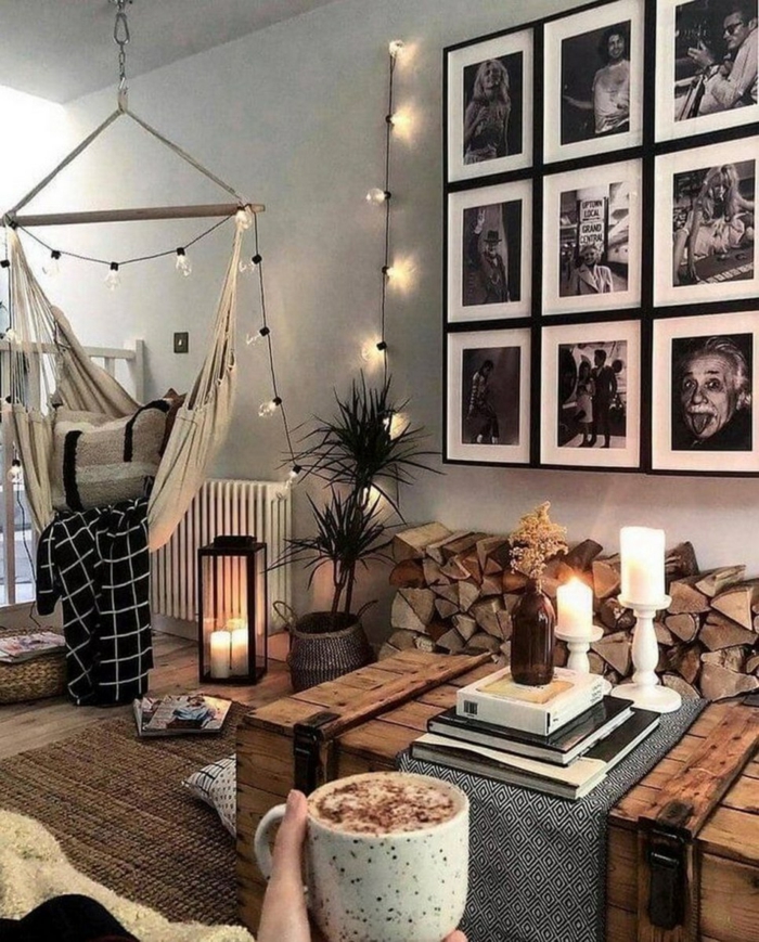 magnifique idée comment arranger le salon mur photos noir et blanc guirlande lumineuse chocolat chaud canapé cocooning ambiance cosy déco salon cocooning