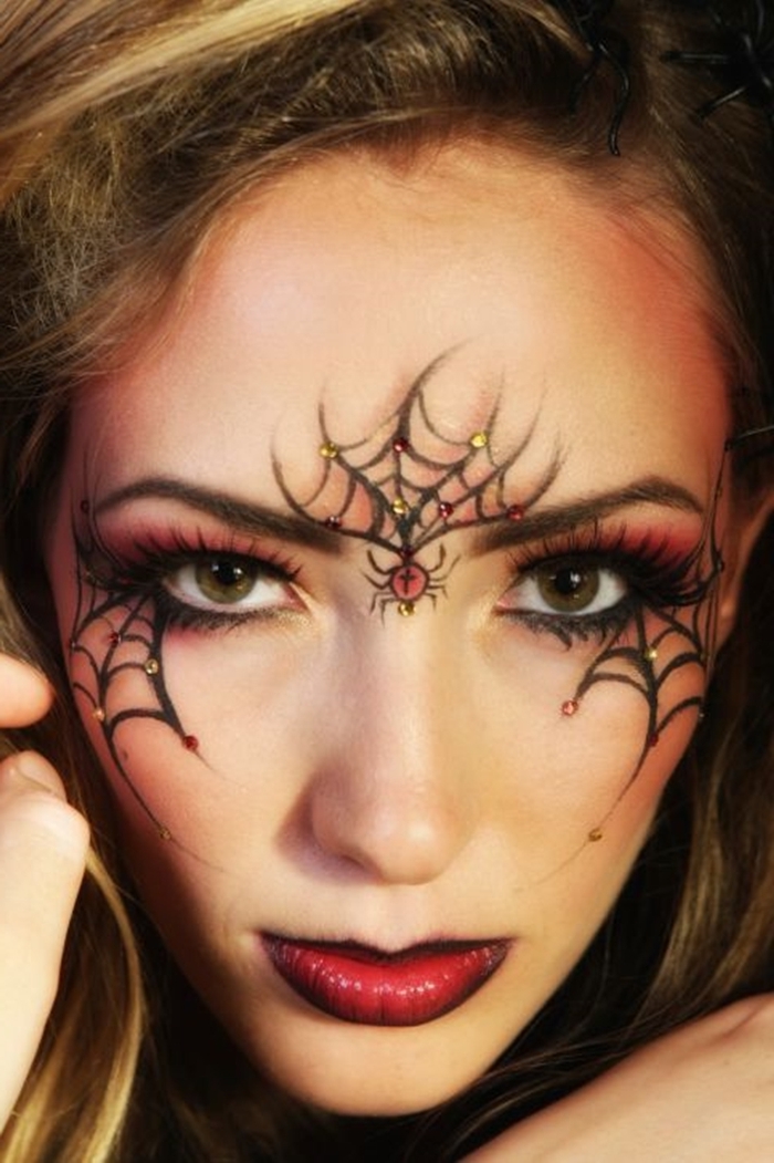 make up maquillage halloween fait maison technique contouring visage faux cils dessin toile araignée eyeliner noir