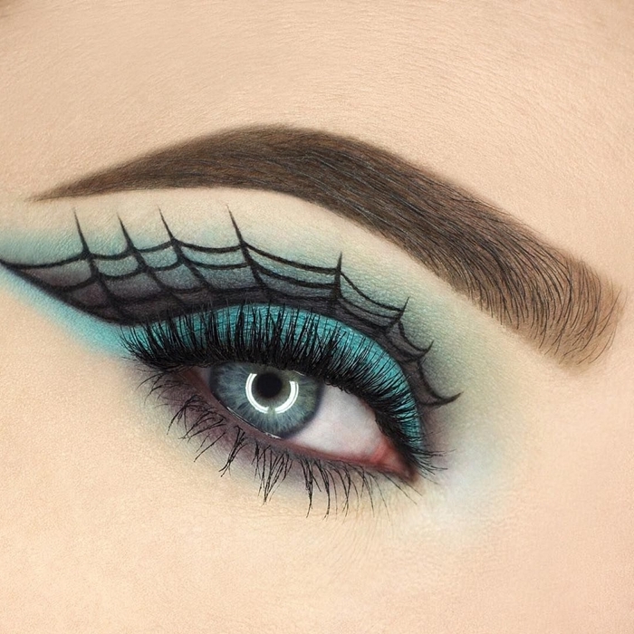 make up maquillage halloween fards à paupières turquoise ombres dessin toile araignée eye liner noir makeup facile yeux bleus