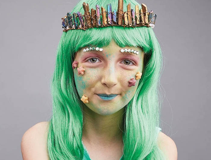 makeup halloween facile a l aide des peintures perruque verte et diademe des perles rouge a levres bleue