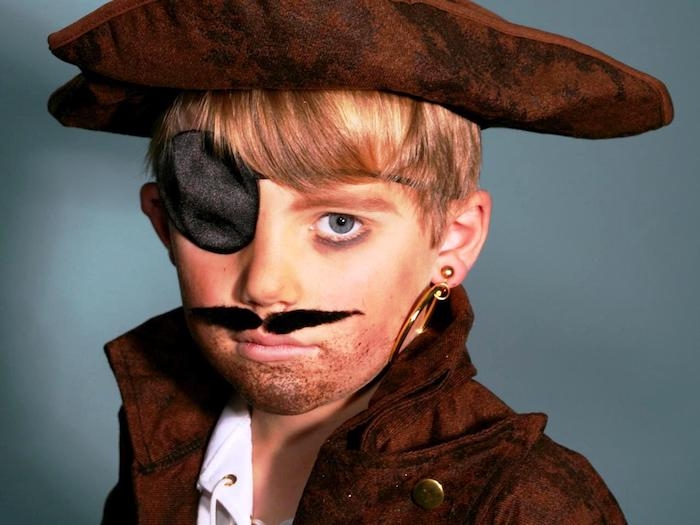 makeup halloween facile garcon deguise comme pirate avec un chapeau boucle d oreille et bandeau