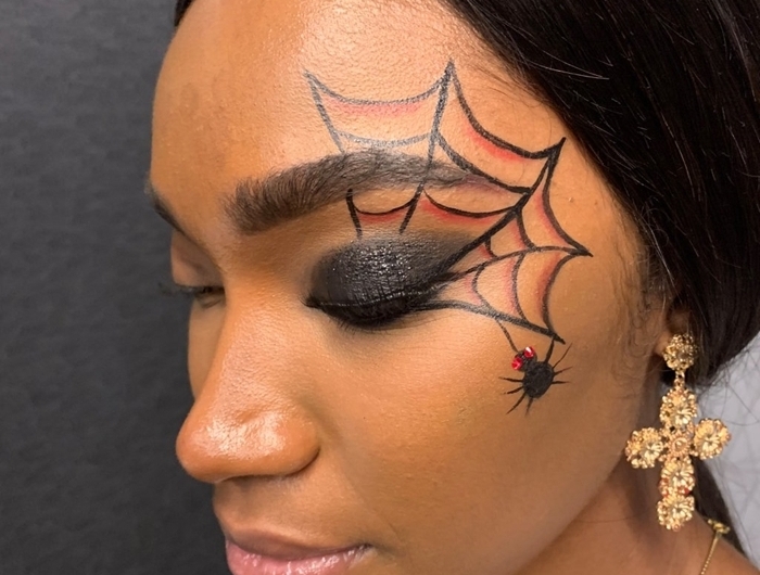 makeup halloween facile originale fards à paupières noir brillant dessin toile d araignée en crayon noir rouge boucles d oreilles or