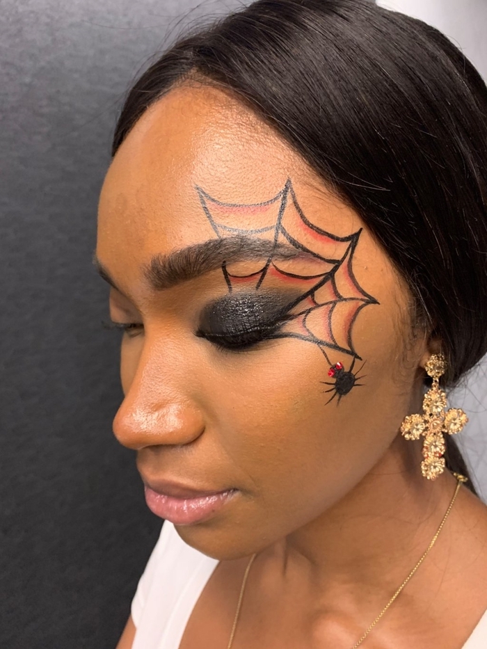 makeup halloween facile originale fards à paupières noir brillant dessin toile d araignée en crayon noir rouge boucles d oreilles or