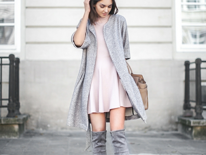 manteau gris et bottes hautes grises look avec cuissarde idée tenue avec cuissardes cuir à la mode sans efforts robe fluide rose pale resized