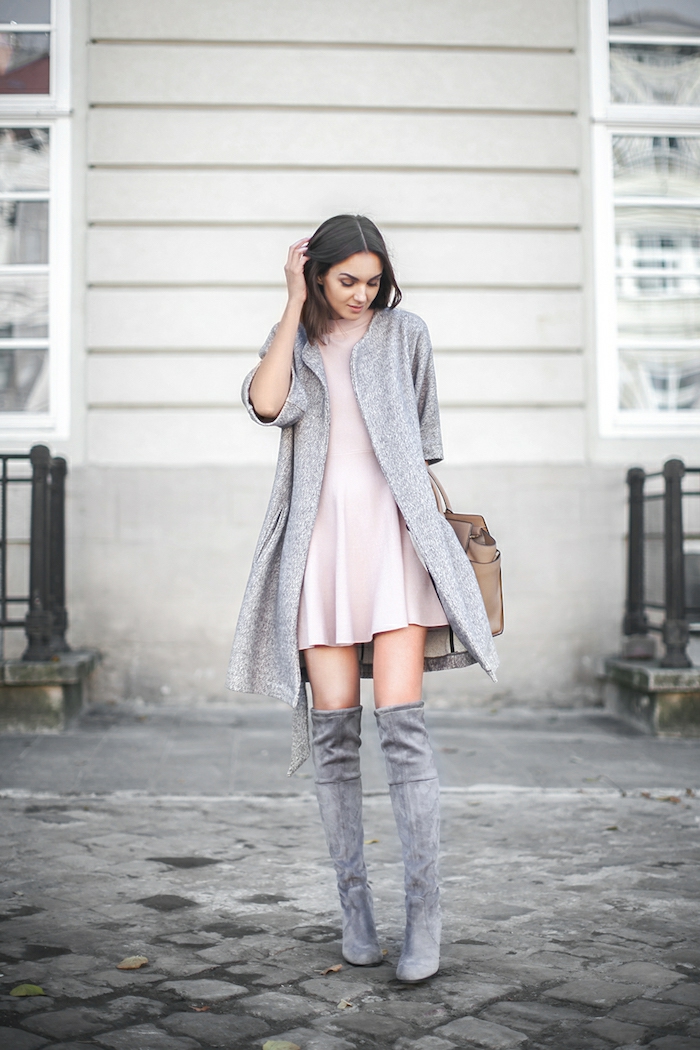 manteau gris et bottes hautes grises look avec cuissarde idée tenue avec cuissardes cuir à la mode sans efforts robe fluide rose pale resized