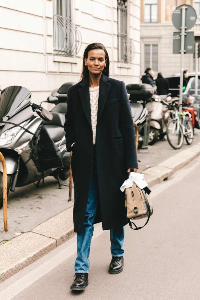 manteau long noir jean droit pull blanc look parisienne style casual chic femme s inspirer pour son style