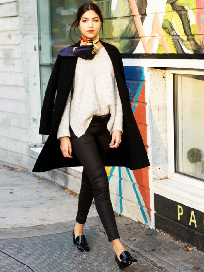 manteau noir pull blanc chaussures stylées look cuissarde tenue parisienne comme les femmes a paris