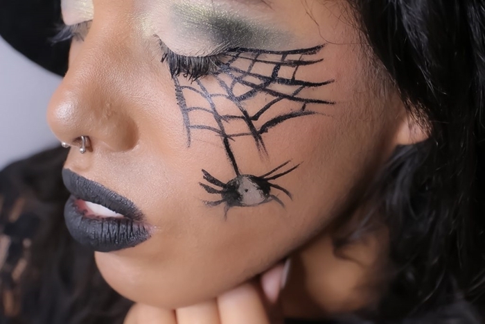 maquillage araignée visage facile fards à paupières vert foncé rouge à lèvre noir mat dessin halloween simple eye liner noir