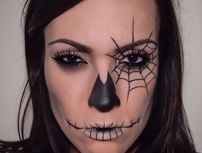 maquillage araignée visage facile à dessiner soi même toile d araignée oeil femme mascara faux cils eye liner noir nez