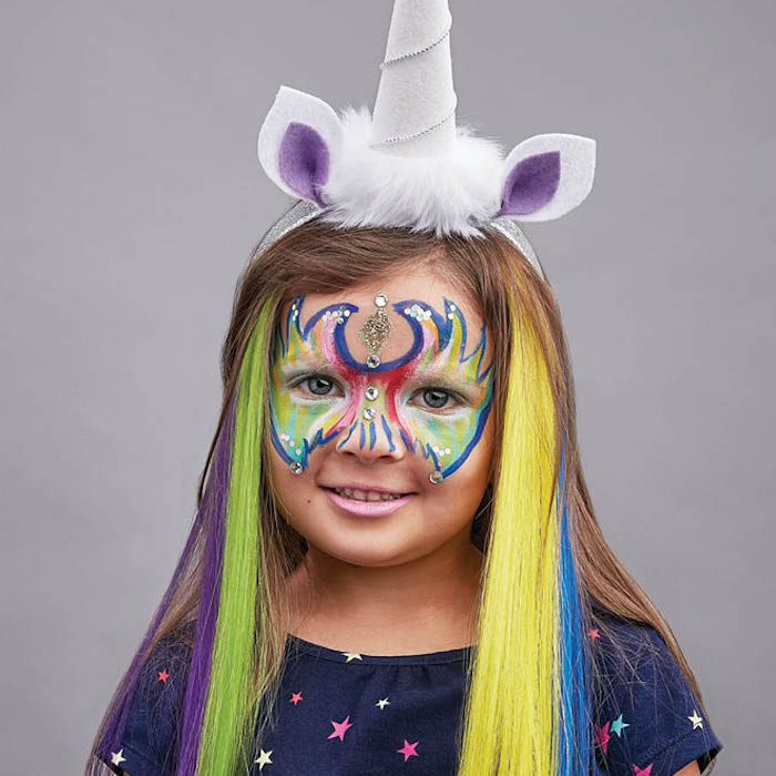 maquillage enfant halloween comme un licorne avec des peintures colores et pailettes de visage une fille a meches colores