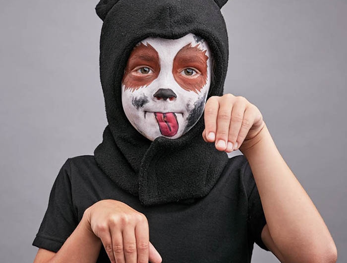 maquillage halloween enfant facile a faire de chien avec des peintures faciales et une capuche aux oreilles de chien