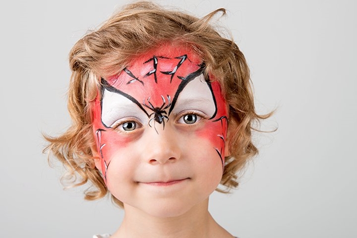 maquillage halloween enfant facile avec peinture visage blanche dessin toile araignée eye liner noir déguisement garçon facile