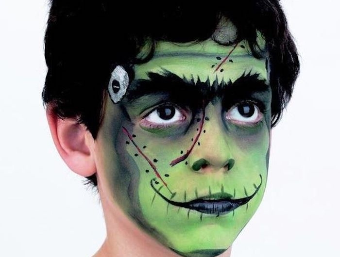 maquillage halloween garcon frankenstein avec de la peinture verte sur le visage et des engrainures