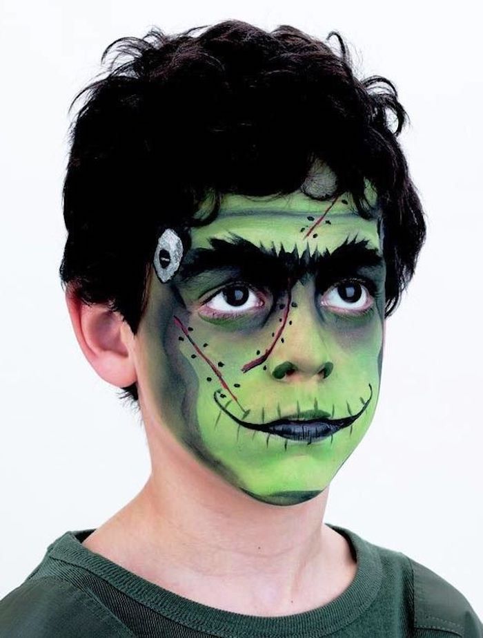 maquillage halloween garcon frankenstein avec de la peinture verte sur le visage et des engrainures