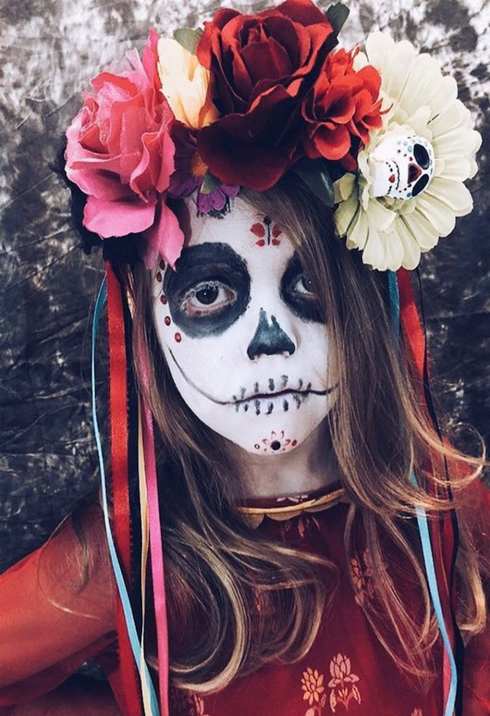 maquillage halloween qui fait peur inspire de dia de los muertos avec une couronne de fleurs et des meches colorees