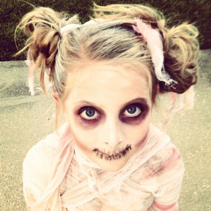 maquillage halloween qui fait peur pour une petite fille comme sorciere avec des fards a paupiere