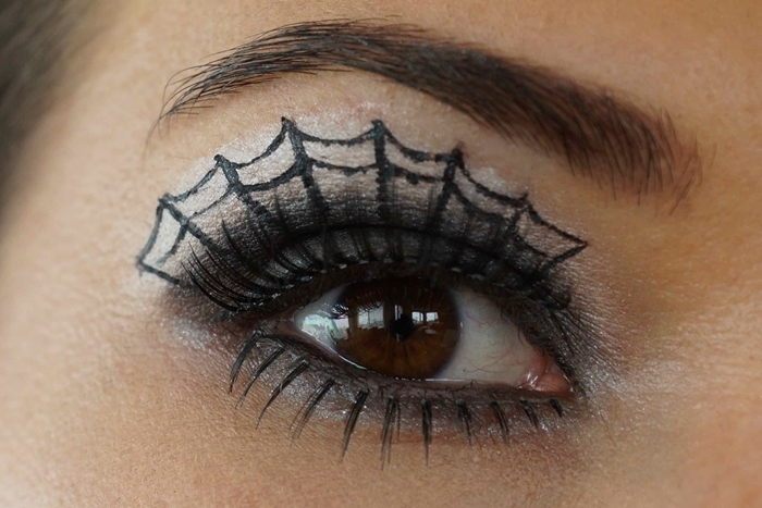 maquillage halloween simple à faire soi même technique smoky yeux fards à paupières noir et blanc yeux noisettes