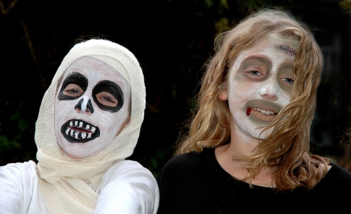 maquillage haloween simple effrayant deux enfants deguises comme mumies peinture faciale blanche