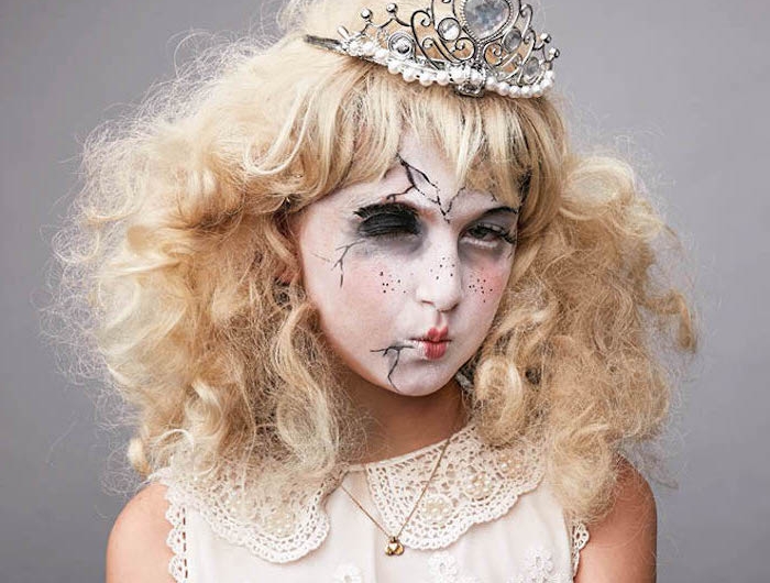 maquillage qui fait peur poupee zombie peinture blanche et noire une fille a robe blanche et cheveux blondes
