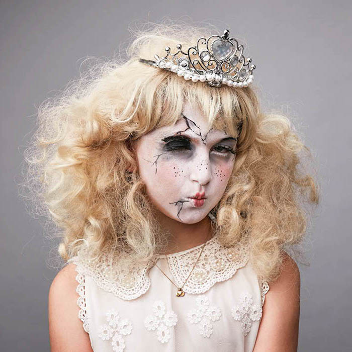 maquillage qui fait peur poupee zombie peinture blanche et noire une fille a robe blanche et cheveux blondes