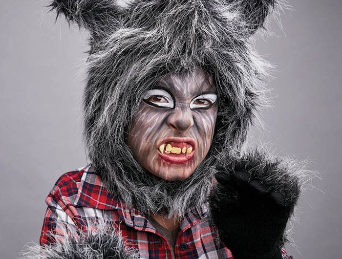 maquillage qui fait peur pour un enfant chapeau et gants de loup garou avec des faux dents gates
