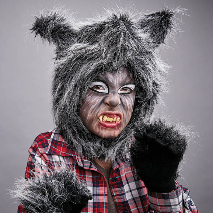 maquillage qui fait peur pour un enfant chapeau et gants de loup garou avec des faux dents gates