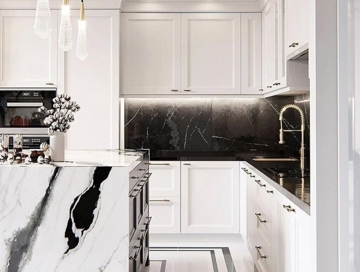 marbre noir et blanc décoration cuisine en l avec îlot luminaire suspendu éclairage spots led meubles armoires blanches
