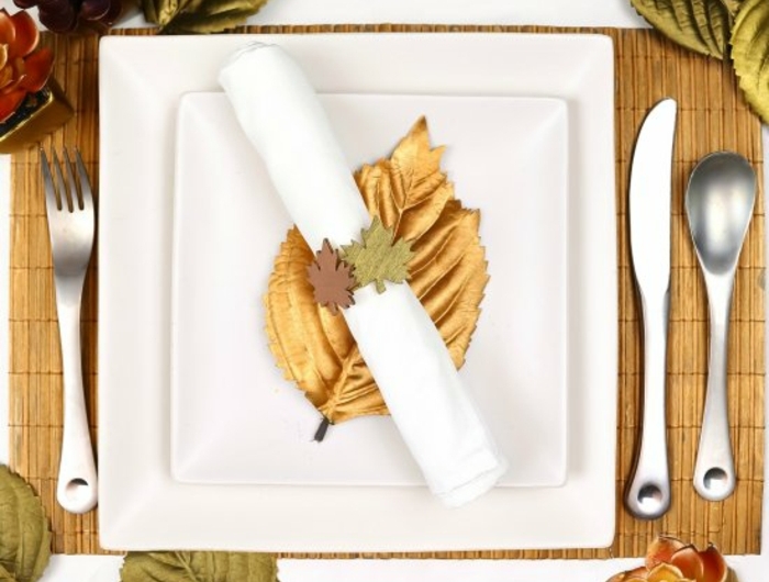 mariage automne thème automne cool idées comment décorer assiette carré feuille doré nappe blanche