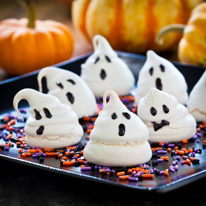 meringues de halloween patisserie halloween à motif fantome avec des pépites sucre colorées au fond