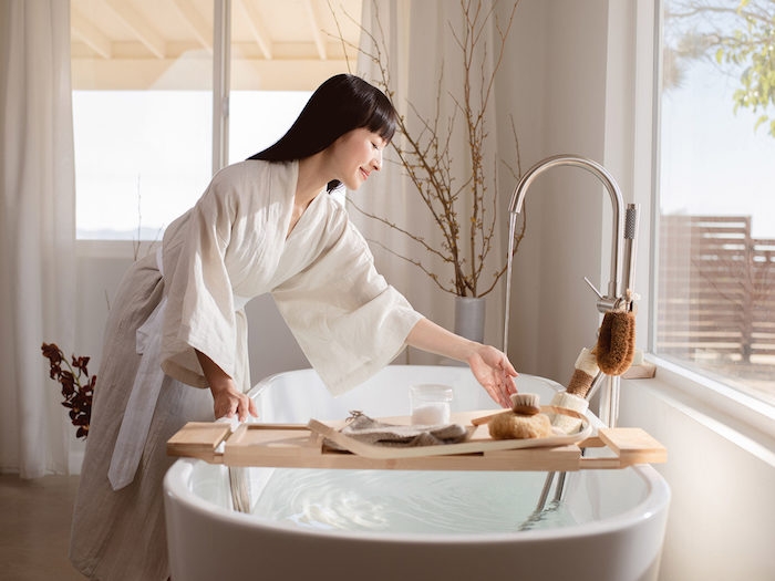 methode marie kondo konmari dans la salle de bain en style zen