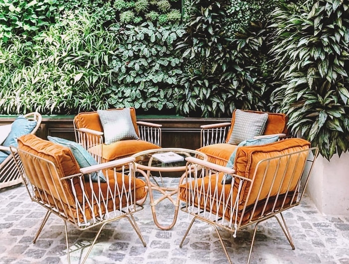 meubles de jardin salon rotin fauteuil exterieur deco zen mur vegetal plantes astuces deco exterieure