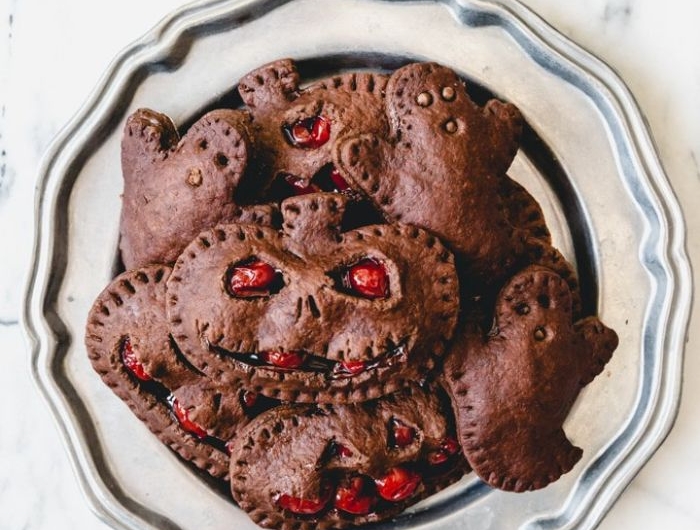 mini tartelettes maison motif citrouille monstre halloween avec confiture de cerises au cacao idee gouter halloween simple a faire pour enfants