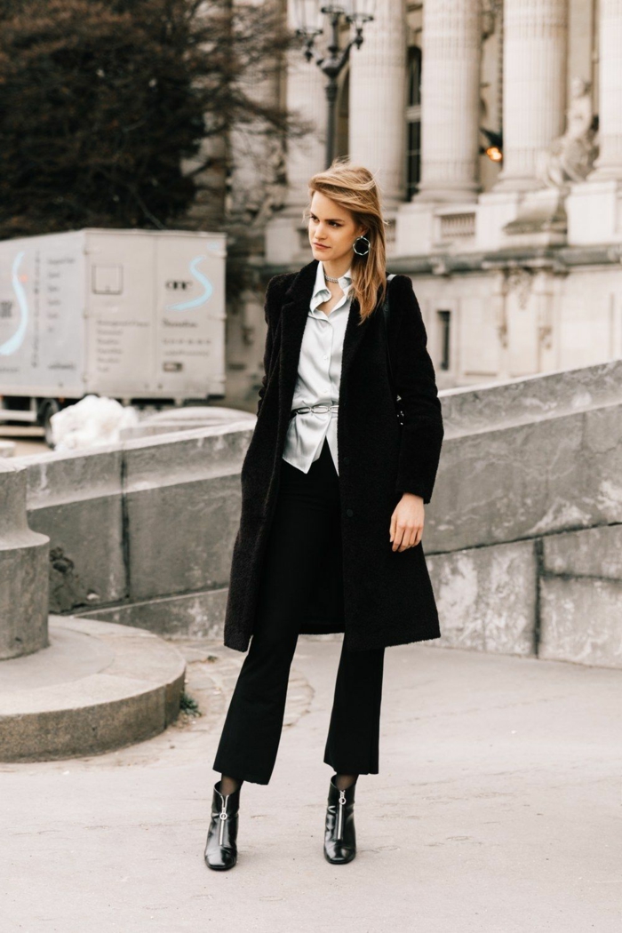 moderne tenue de ville pantalon chemise et manteau noir long vestiaire des parisiennes tenue stylée femme look bcbg tenue avec bottines