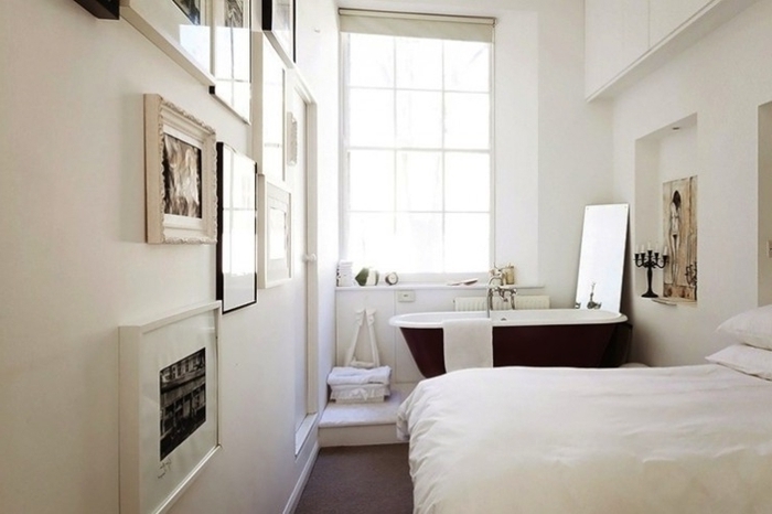 mur de cadres chambre parentale avec salle de bain blanche baignoire noir et blanc déco petite chambre appartement parisien déco