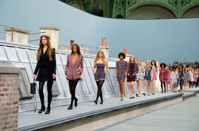 originale idée mode podium comme les toits de paris style casual chic femme tenue parisienne cool idée inspiration tenue