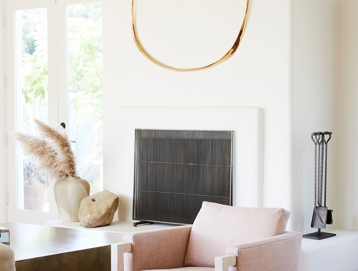 pampa deco poutres apparentes bois design salon blanc fauteuil rose poudré carrelage marron vase beige cheminée