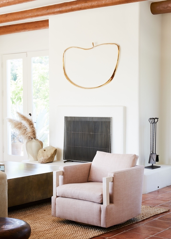pampa deco poutres apparentes bois design salon blanc fauteuil rose poudré carrelage marron vase beige cheminée